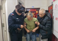 民警温情护送醉酒独居老人回家