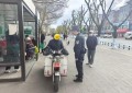 双城分局人民广场警务站为迷路老人指引方向